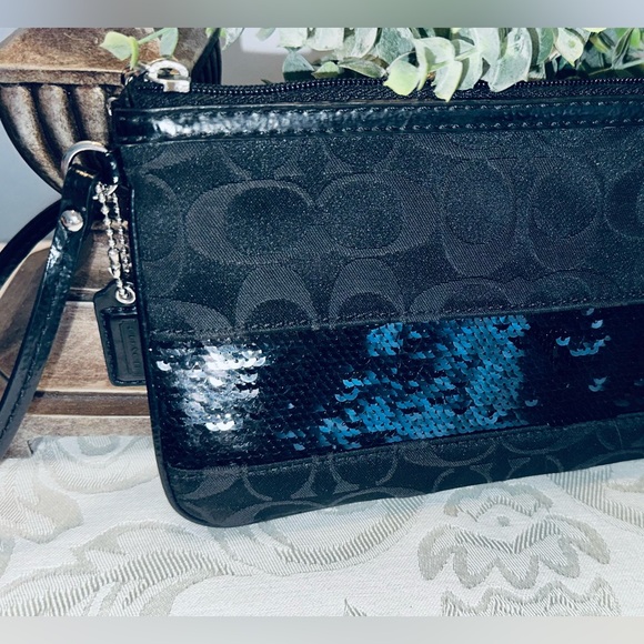 Coach Signature Jacquard Sequin Stripe Large Wristlet -‎ Like New - Picture 2 of 6
